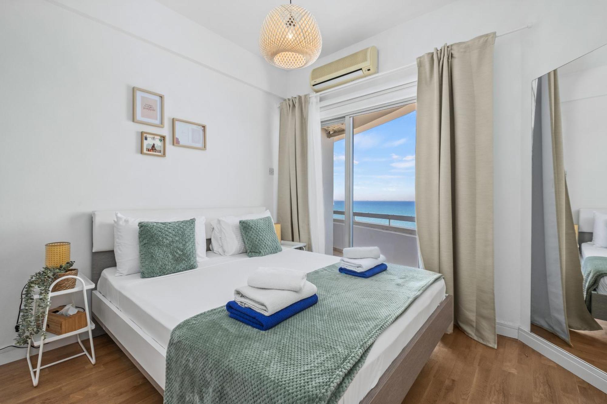 Lazuli Sea View Beachfront- Ap 61 Larnaca Esterno foto