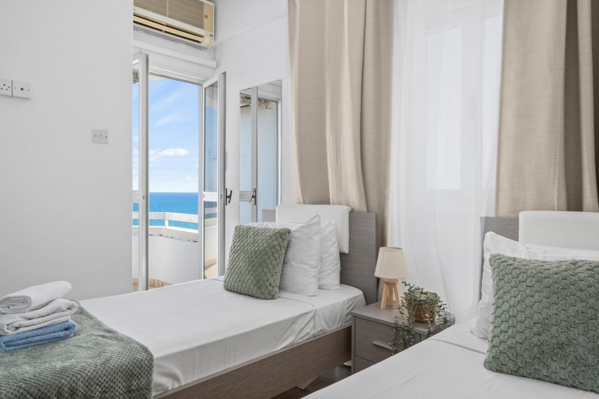 Lazuli Sea View Beachfront- Ap 61 Larnaca Esterno foto